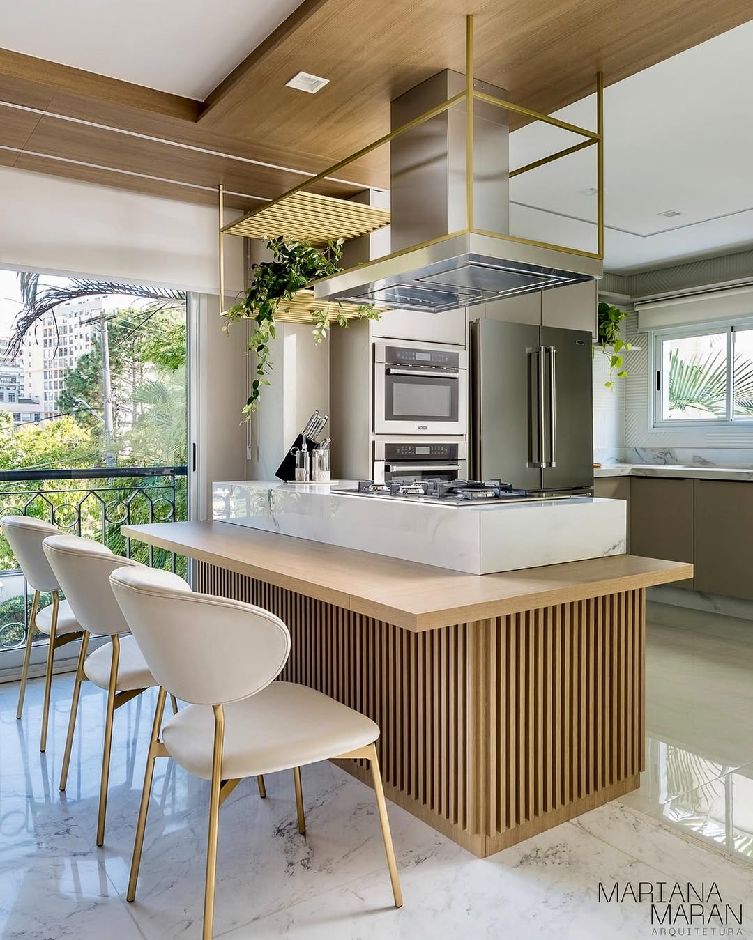 Banquetas na ilha da cozinha: dicas +5 ideias para escolher, decorar e valorizar o ambiente