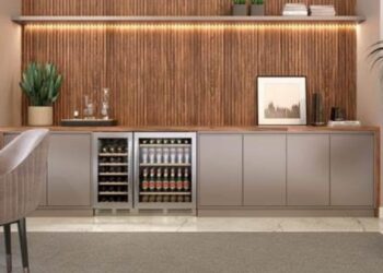 Beer Center 145 litros De Bacco (à direita): porta em vidro duplo low-e reduz a troca térmica com o ambiente externo