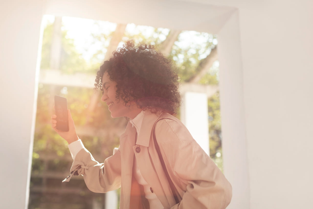 Como a luz do sol molda os ambientes da sua casa