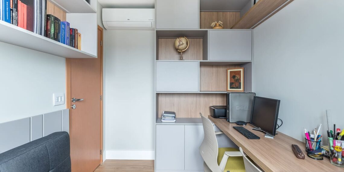 Em um home-office, as prateleiras assumem diversas funções, entre elas armazenar livros, papéis, canetas, lápis e pastas. Para isso, o projeto precisa feito com cuidado, devendo-se atentar para o cálculo do peso, assim como a arquiteta Cinthia Claro realizou nesse projeto | Foto: Erika Waldmann