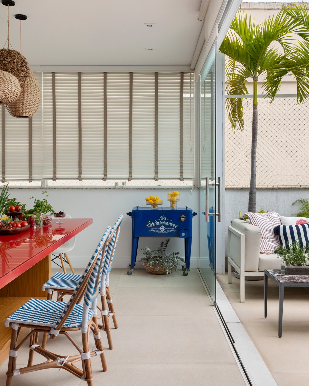 Duplex de 180 m² em Niterói mistura referências de Paris e do Mediterrâneo em projeto autoral