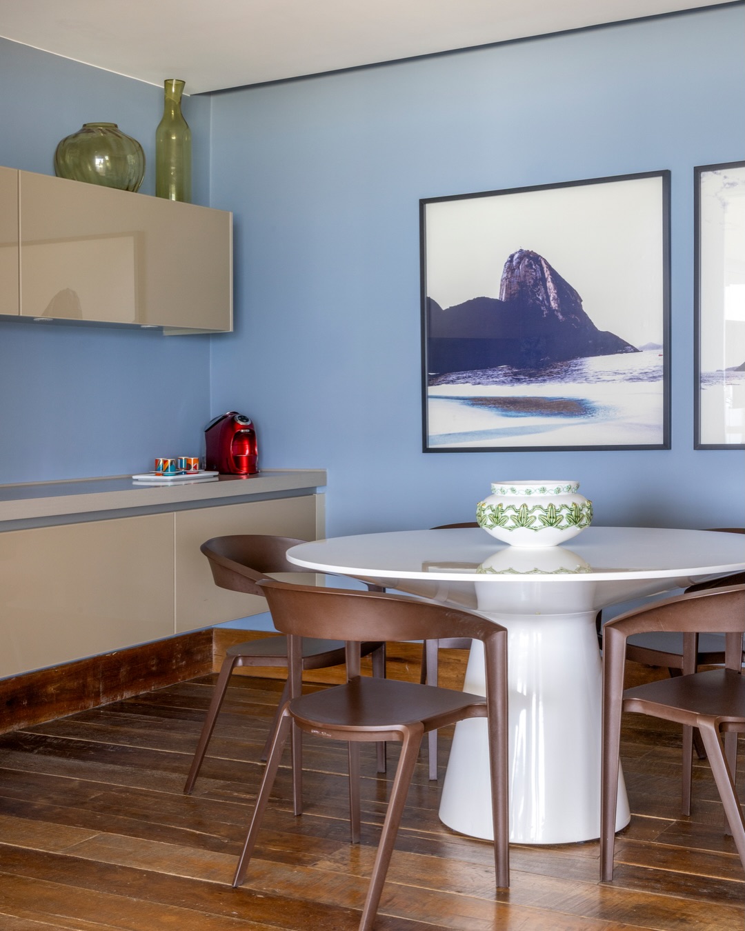 Apartamento com vista para Ipanema ganha decoração inspirada nas cores da praia