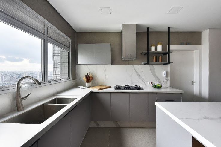 Cozinhas dos novos tempos: como incluir o cooktop no décor