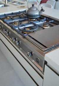 Cozinhas dos novos tempos: como incluir o cooktop no décor