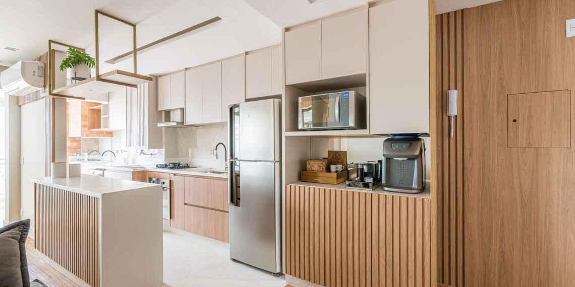 Casas com uma família numerosa requerem eletrodomésticos maiores. A arquiteta Cinthia Claro explica que a marcenaria deve ser planejada para encontrar espaço para incorporá-los | Foto: Erika Waldmann