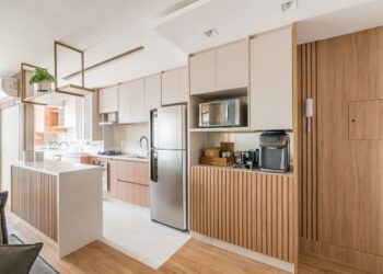 Casas com uma família numerosa requerem eletrodomésticos maiores. A arquiteta Cinthia Claro explica que a marcenaria deve ser planejada para encontrar espaço para incorporá-los | Foto: Erika Waldmann