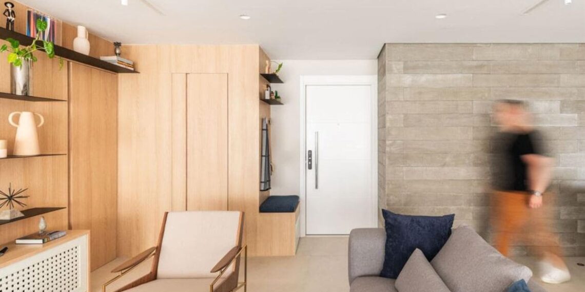 No projeto de seu próprio apartamento, o arquiteto Bruno Moraes elaborou um móvel, bem ao lado da porta principal, que é um espaço para sentar-se, calçar e tirar os sapatos (e com nicho para guardá-los), além de conter um gaveteiro e dois ganchos para pendurar casacos e bolsas | Projeto BMA Studio | Foto: Guilherme Pucci