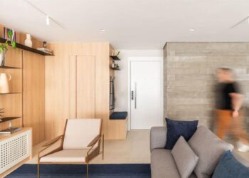 No projeto de seu próprio apartamento, o arquiteto Bruno Moraes elaborou um móvel, bem ao lado da porta principal, que é um espaço para sentar-se, calçar e tirar os sapatos (e com nicho para guardá-los), além de conter um gaveteiro e dois ganchos para pendurar casacos e bolsas | Projeto BMA Studio | Foto: Guilherme Pucci