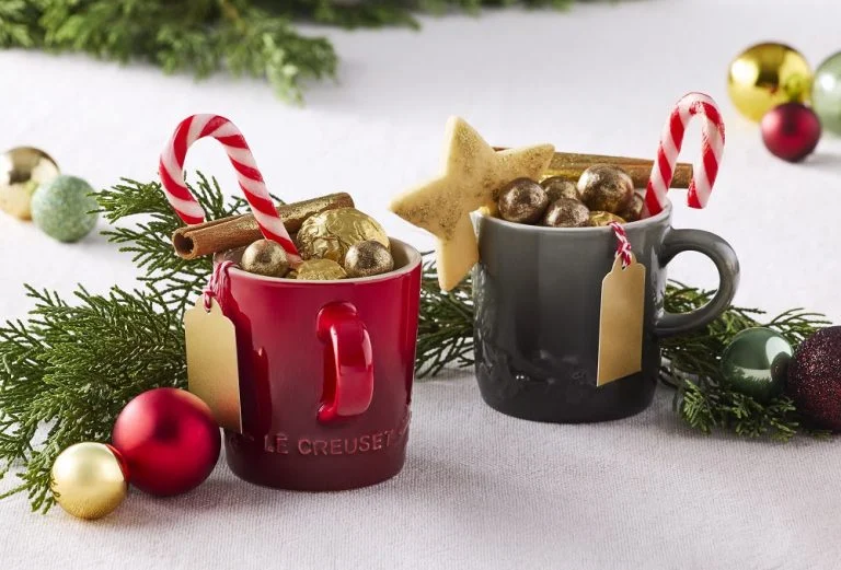 Le Creuset lança coleções Holly e Ruffle com charme e sofisticação para o Natal 2025