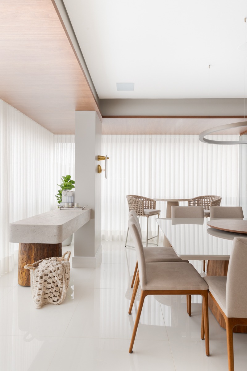 Sabrina Salles assina projeto minimalista repleto de texturas naturais