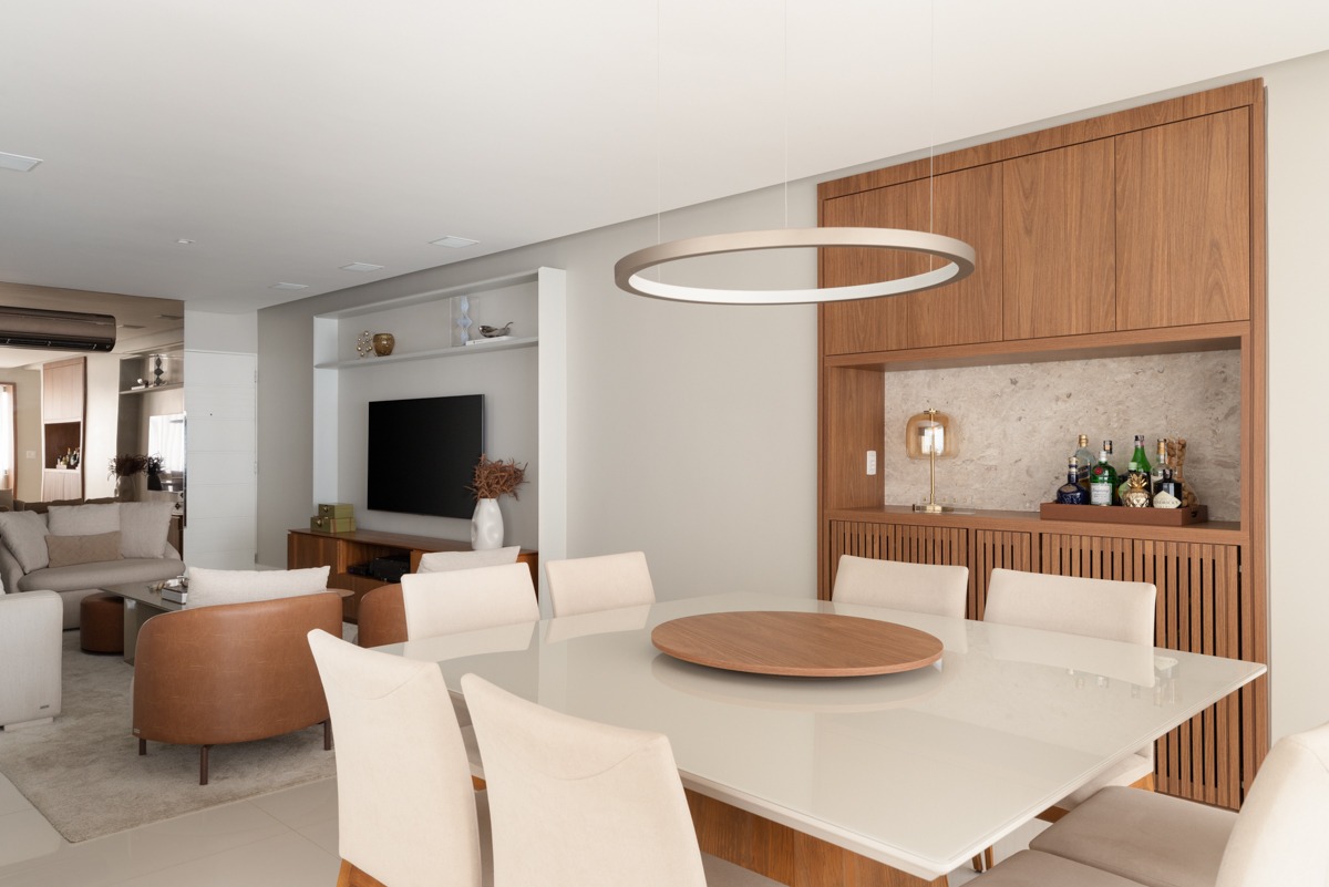 Sabrina Salles assina projeto minimalista repleto de texturas naturais