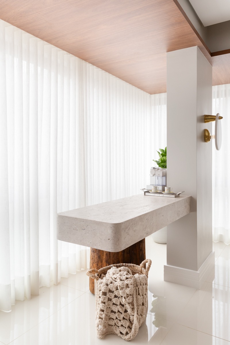 Sabrina Salles assina projeto minimalista repleto de texturas naturais