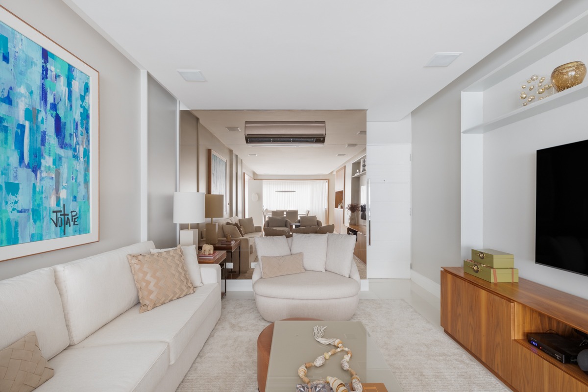 Sabrina Salles assina projeto minimalista repleto de texturas naturais