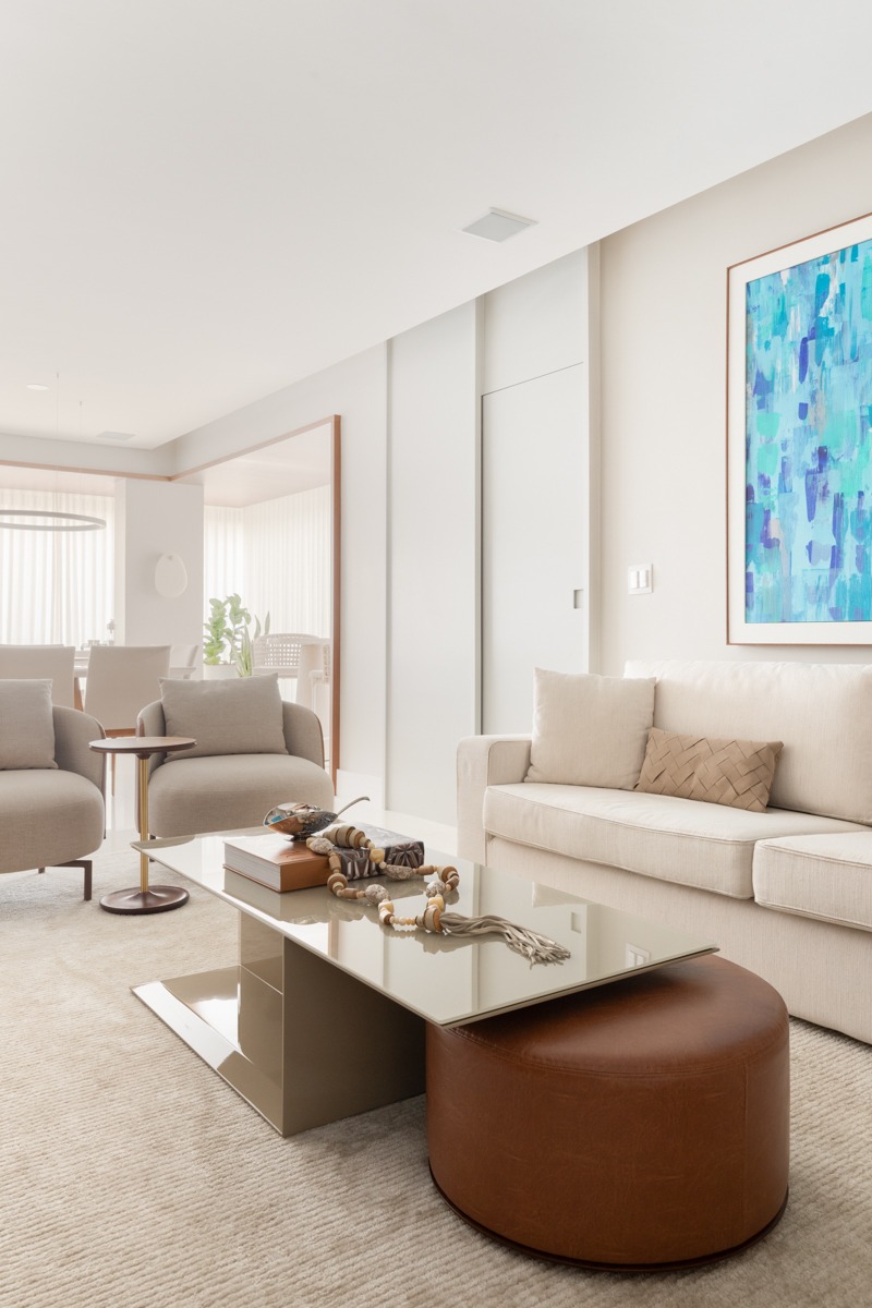 Sabrina Salles assina projeto minimalista repleto de texturas naturais