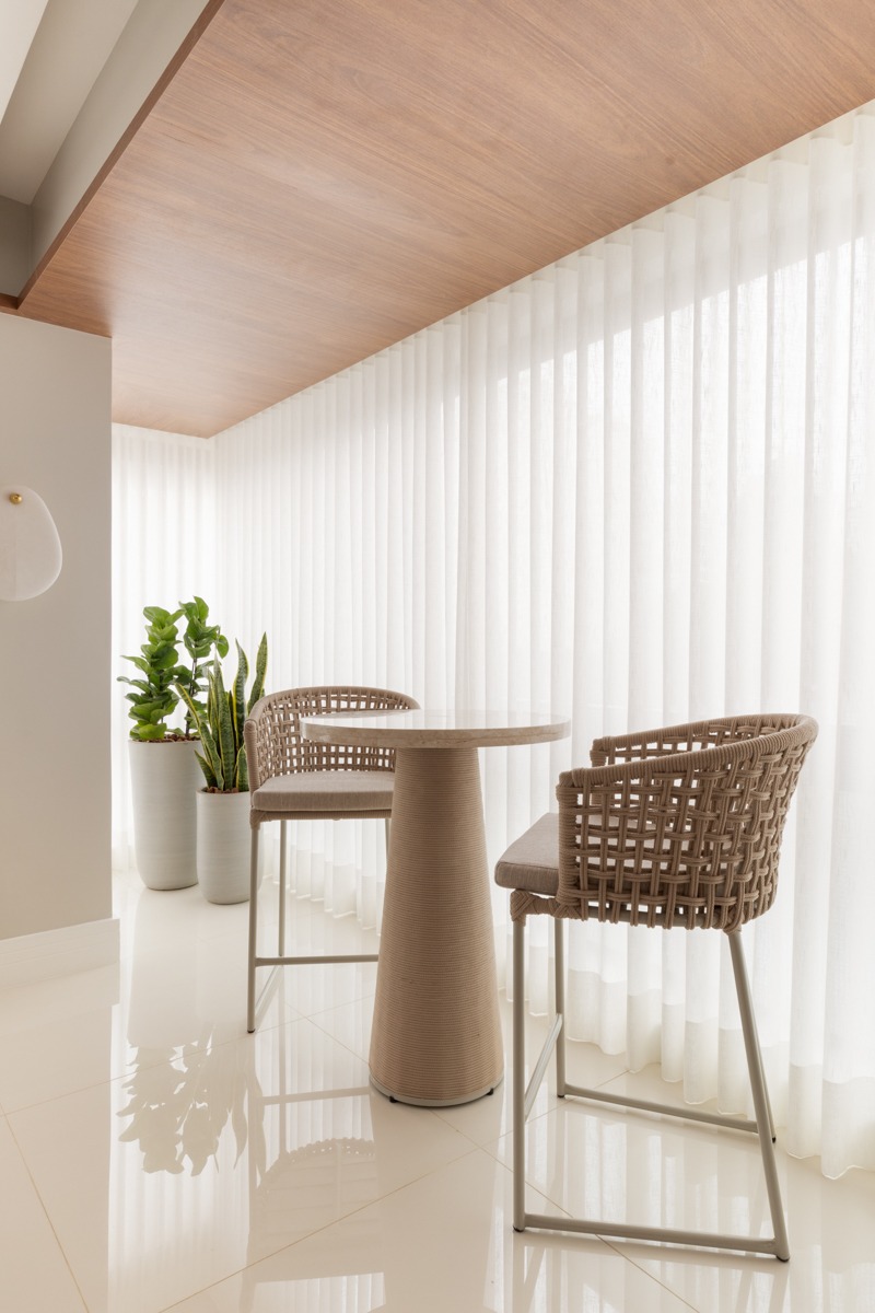 Sabrina Salles assina projeto minimalista repleto de texturas naturais