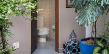 A impermeabilização é muito importante para o banheiro e acaso não seja feita ou seja feita de forma inadequada, os prejuízos podem aparecer em pouco tempo seja nas paredes, no teto do vizinho ou até nas instalações elétricas | Projeto Atelier Paulo Tripoloni | Foto: Adriano Escanhuela