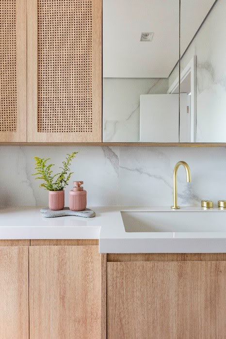 Como inovar nos armários aéreos do banheiro