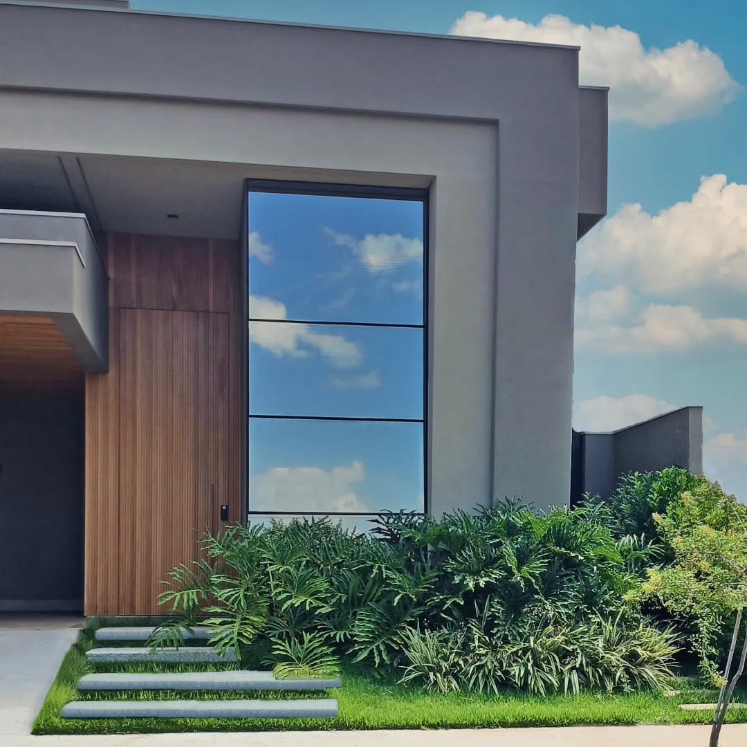 Fachada com jardim: o charme natural que valoriza qualquer arquitetura