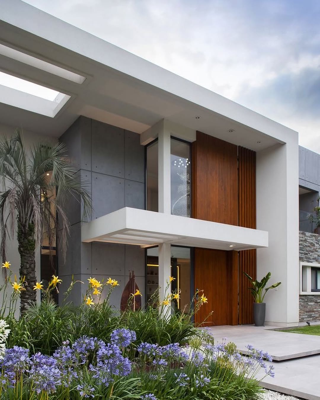 Fachada com jardim: o charme natural que valoriza qualquer arquitetura