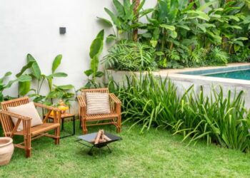 Peças de madeira de alta densidade são recomendadas para a área externa e podem ser associadas a elementos como fogo de chão. Projeto da arquiteta Isabella Nalon e do paisagista Luciano Zanardo — Foto: Julia Herman/Divulgação