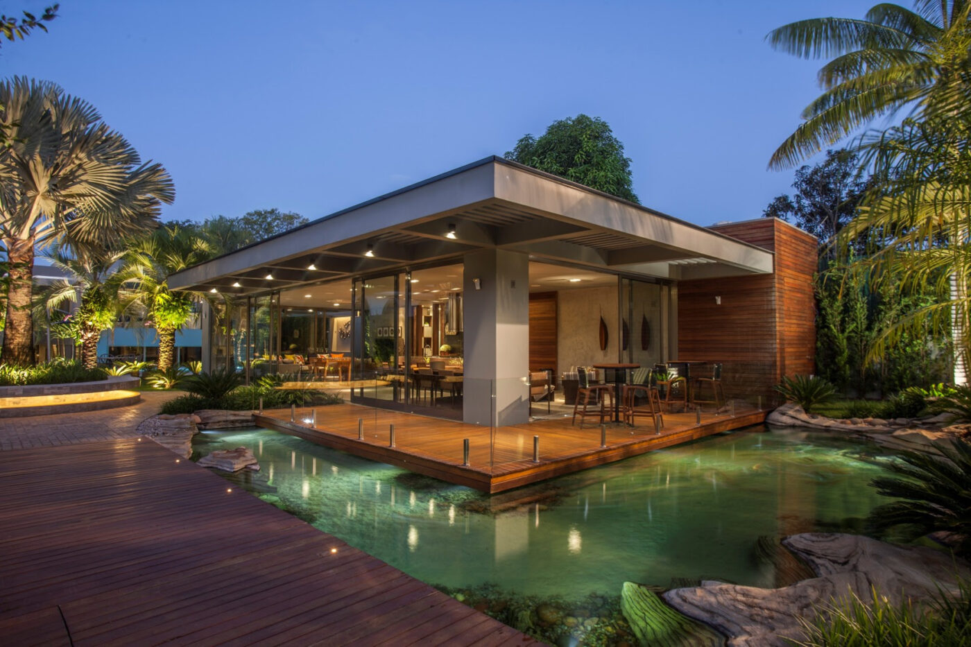 É possível ter um lago natural em casa? Paisagistas respondem!