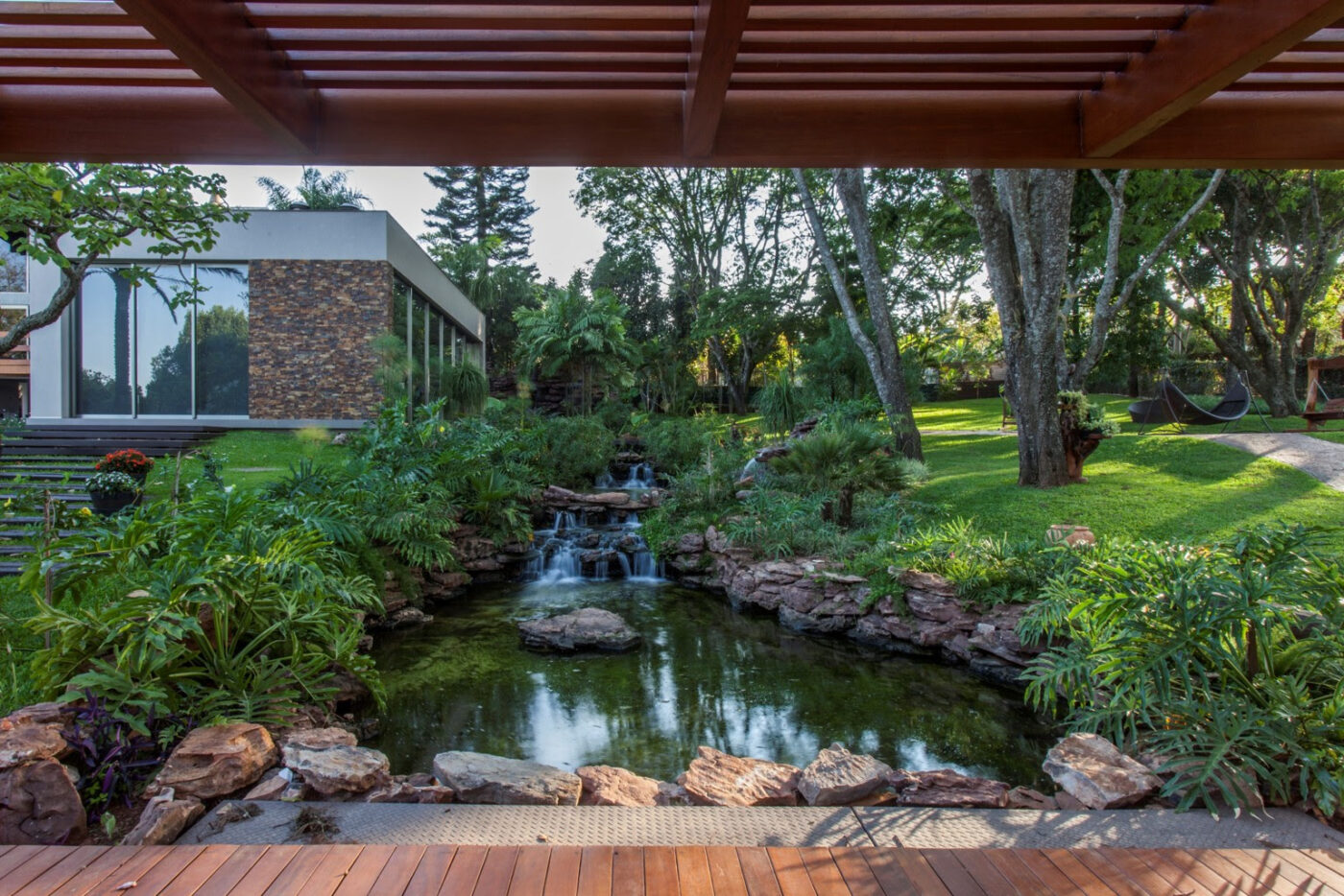 É possível ter um lago natural em casa? Paisagistas respondem!