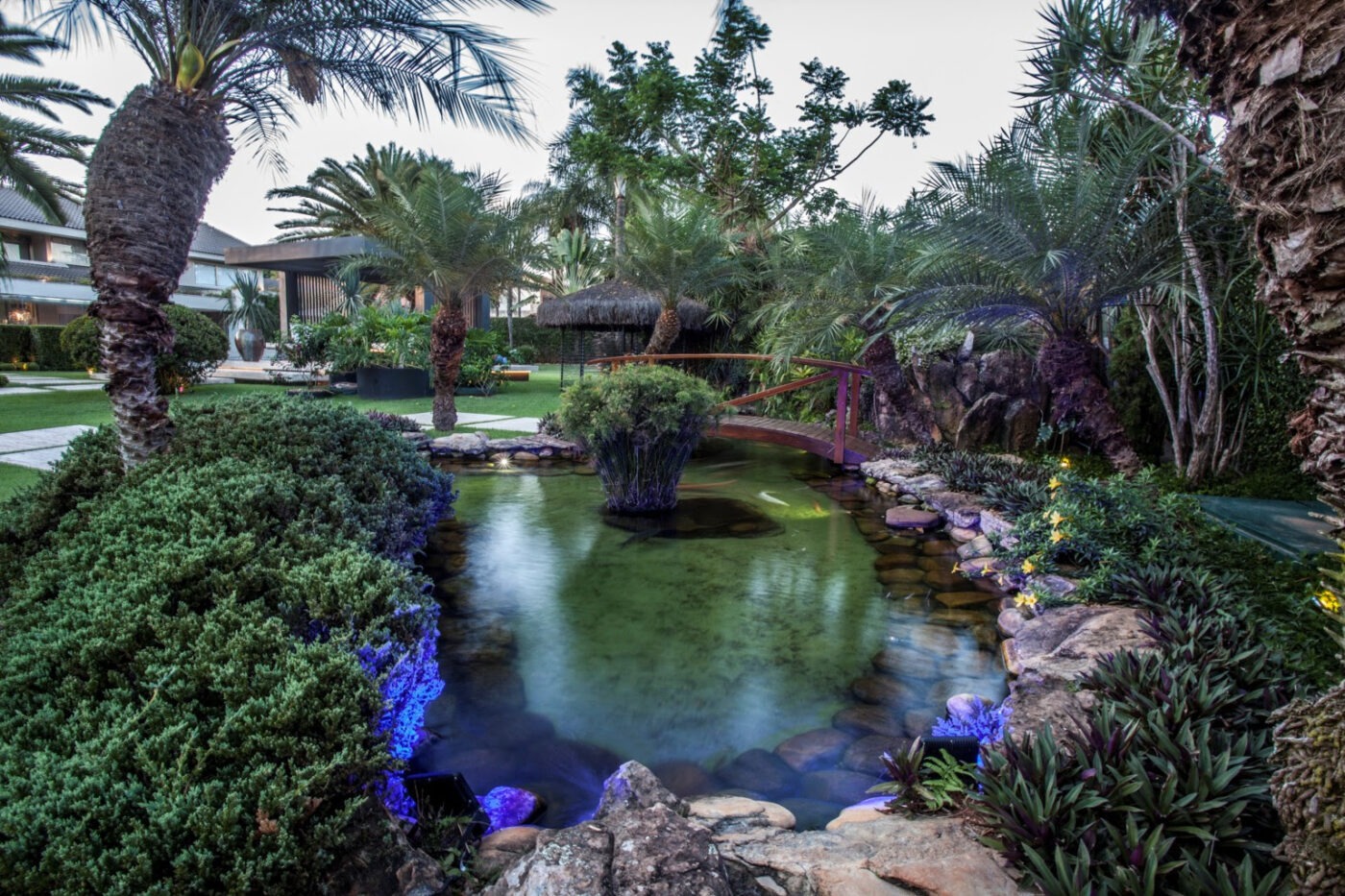 É possível ter um lago natural em casa? Paisagistas respondem!