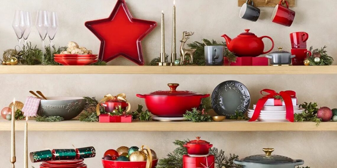 Le Creuset lança coleções Holly e Ruffle com charme e sofisticação para o Natal 2025
