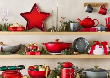 Le Creuset lança coleções Holly e Ruffle com charme e sofisticação para o Natal 2025