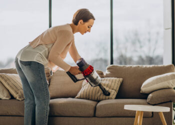 Limpeza de sofá de tecido: o passo a passo para renovar o estofado sem danificar o material