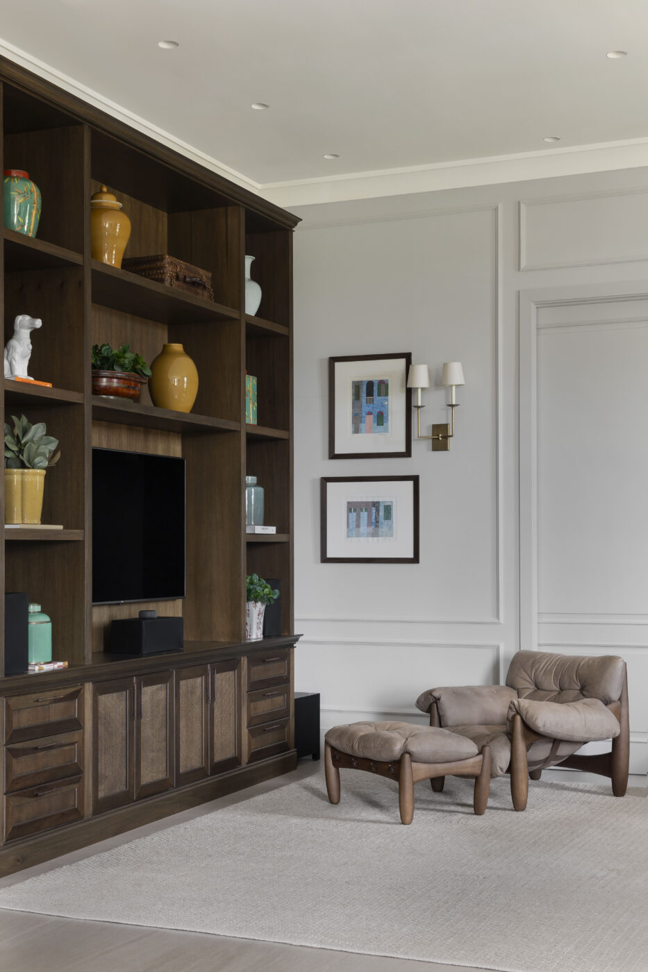 A sofisticação da madeira escura na arquitetura contemporânea