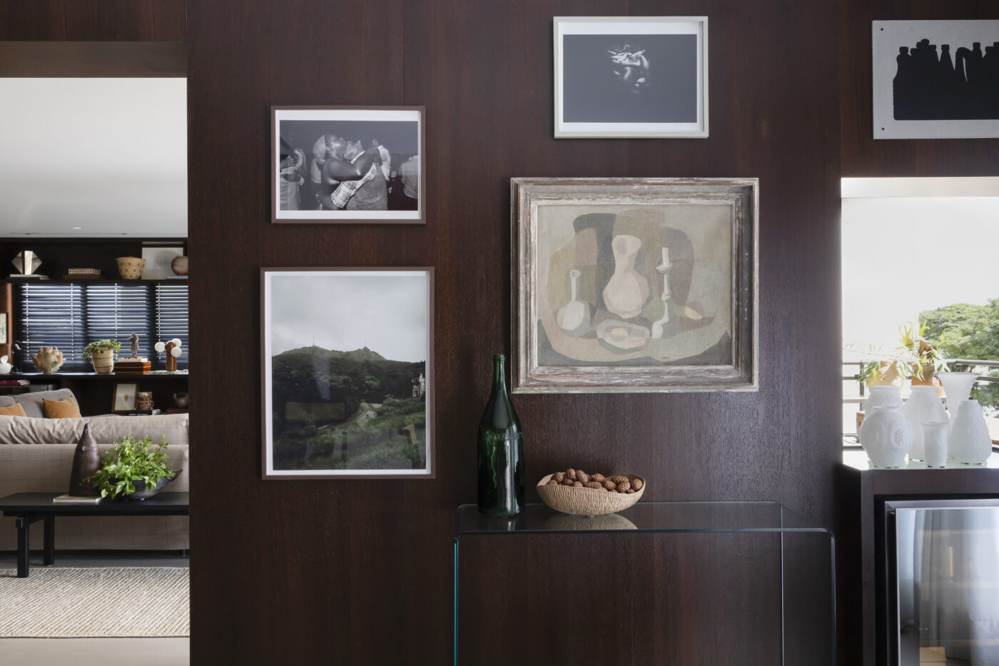 A sofisticação da madeira escura na arquitetura contemporânea