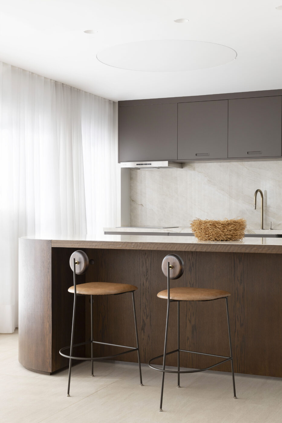 A sofisticação da madeira escura na arquitetura contemporânea