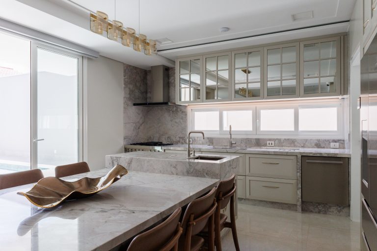 Entre o clássico e o contemporâneo: a residência curitibana que desafia o tempo