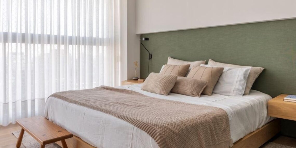 Neste projeto da Projeto Rawi Arquitetura + Design, o arquiteto Raphael Wittmann deu destaque a cabeceira em tapeçaria em linho que traz um toque charmoso e minimalista ao quarto de casal | Foto: Rafael Renzo