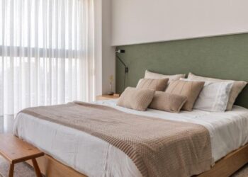 Neste projeto da Projeto Rawi Arquitetura + Design, o arquiteto Raphael Wittmann deu destaque a cabeceira em tapeçaria em linho que traz um toque charmoso e minimalista ao quarto de casal | Foto: Rafael Renzo