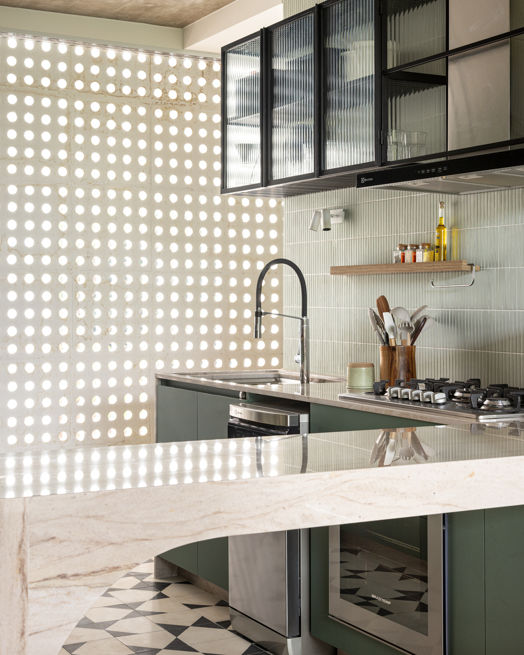 Reforma transforma apartamento de 120 m² em um refúgio contemporâneo