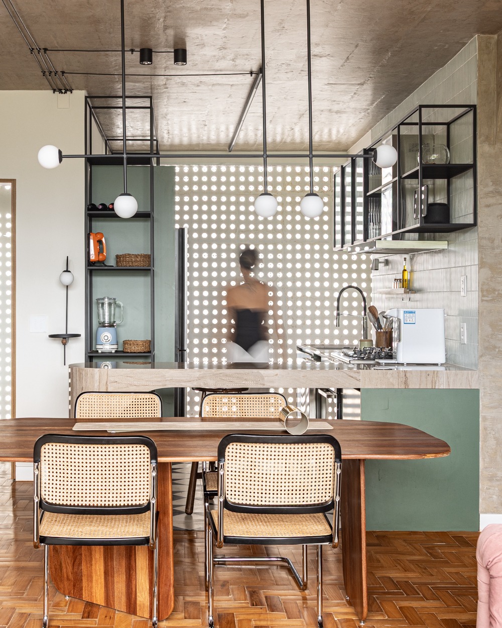 Reforma transforma apartamento de 120 m² em um refúgio contemporâneo