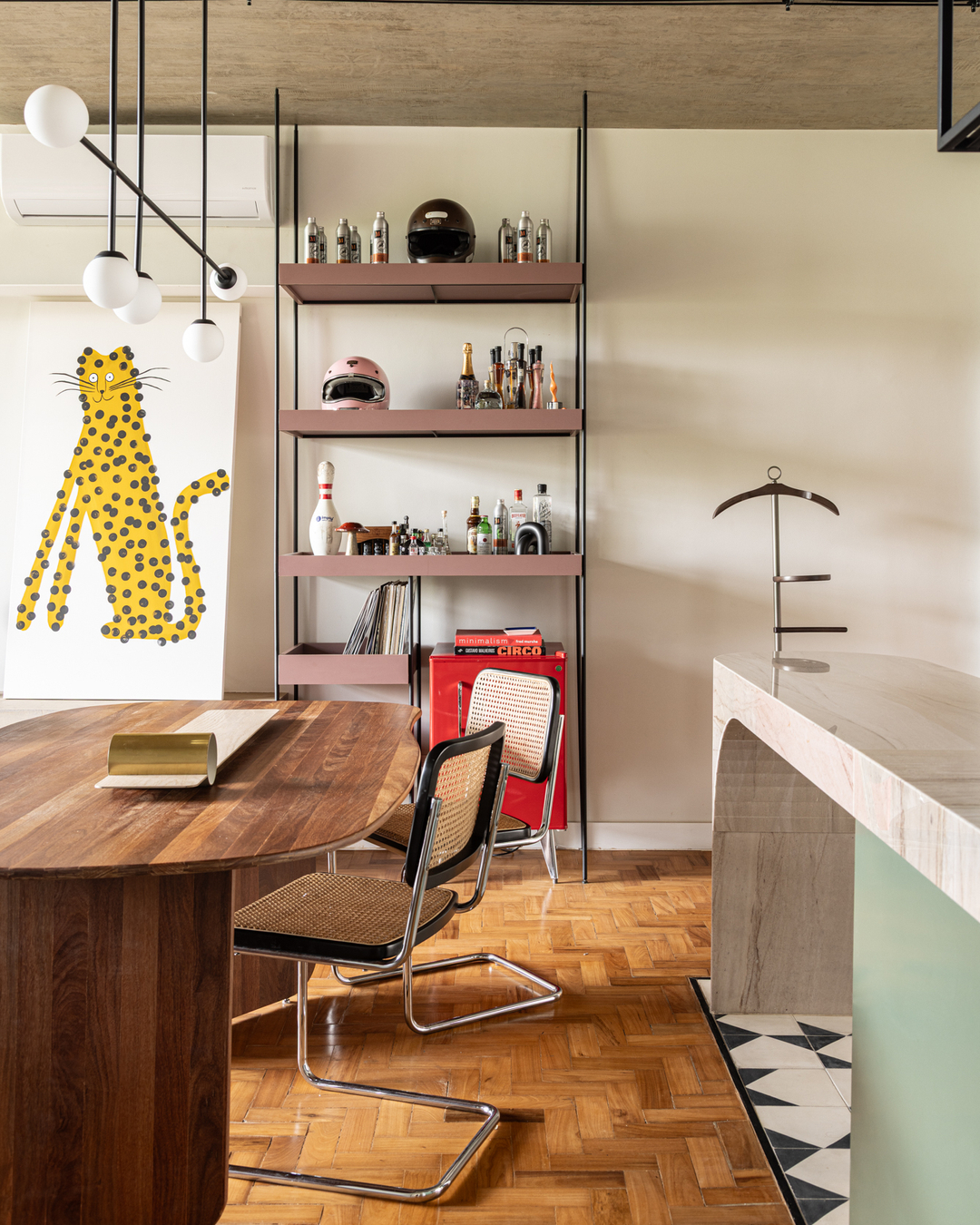 Reforma transforma apartamento de 120 m² em um refúgio contemporâneo