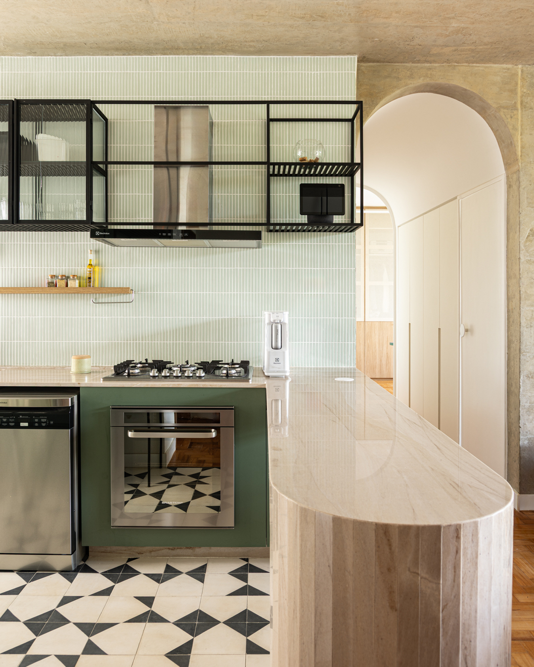 Reforma transforma apartamento de 120 m² em um refúgio contemporâneo