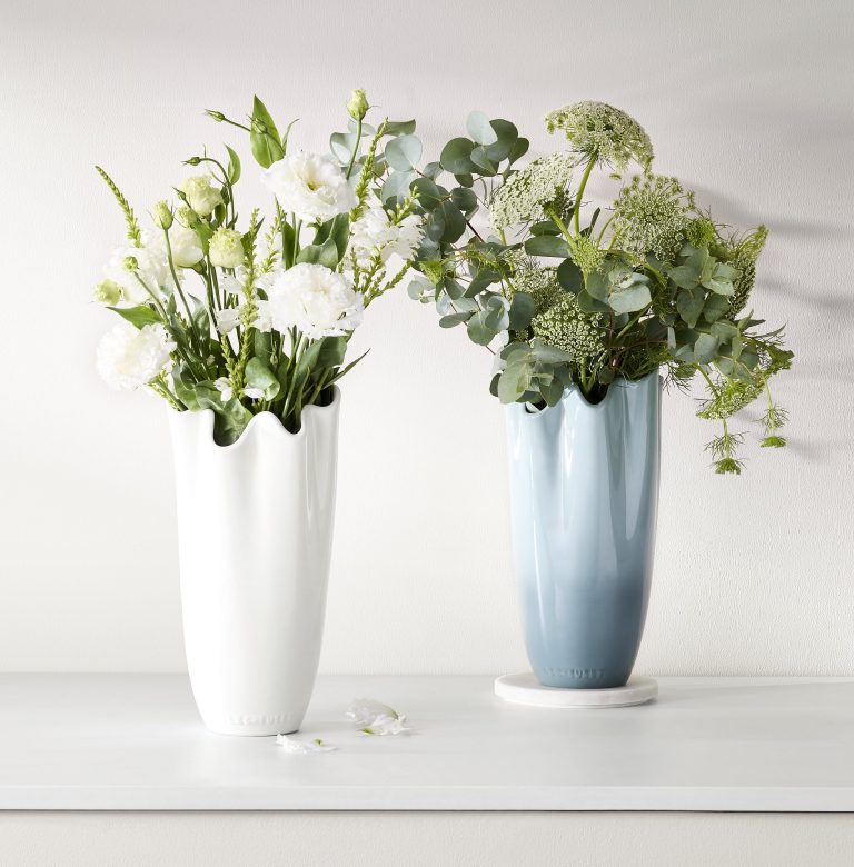 Le Creuset lança coleções Holly e Ruffle com charme e sofisticação para o Natal 2025