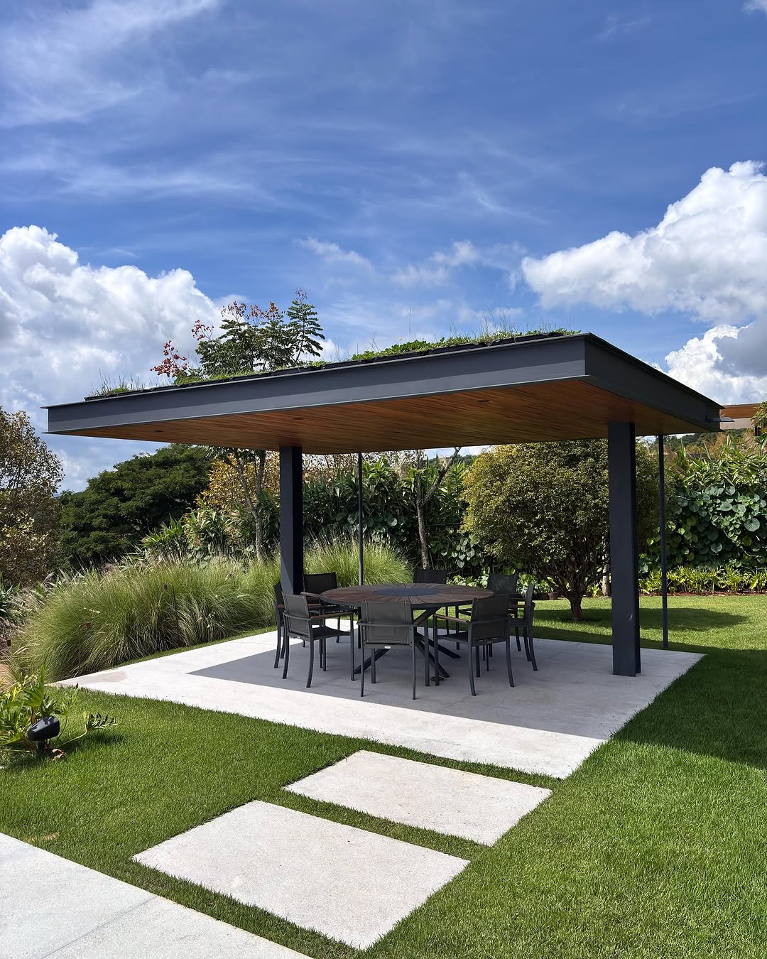 Telha sanduíche: o que é, como funciona e por que usar na sua obra?