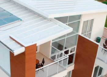 Telha sanduíche: o que é, como funciona e por que usar na sua obra?