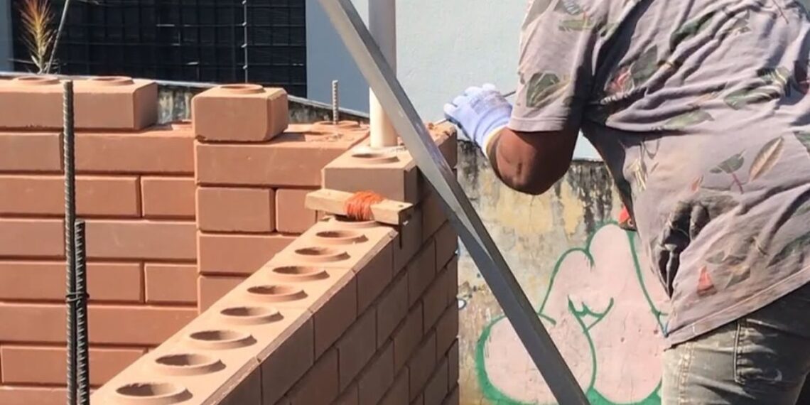 Tijolo ecológico: o material sustentável que está reinventando a arquitetura moderna