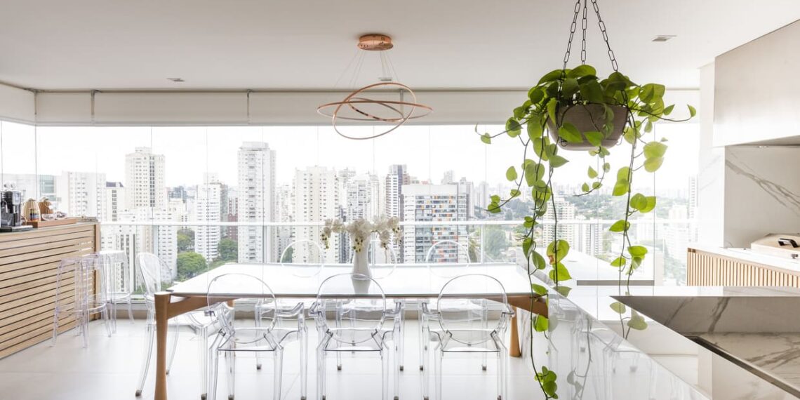 O fechamento de vidro na varanda é um dos recursos mais utilizados para incorporar a varanda à área social das residências | Projeto: Freijó Arquitetura | Foto: Mariana Camargo