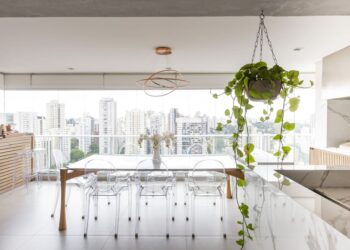 O fechamento de vidro na varanda é um dos recursos mais utilizados para incorporar a varanda à área social das residências | Projeto: Freijó Arquitetura | Foto: Mariana Camargo