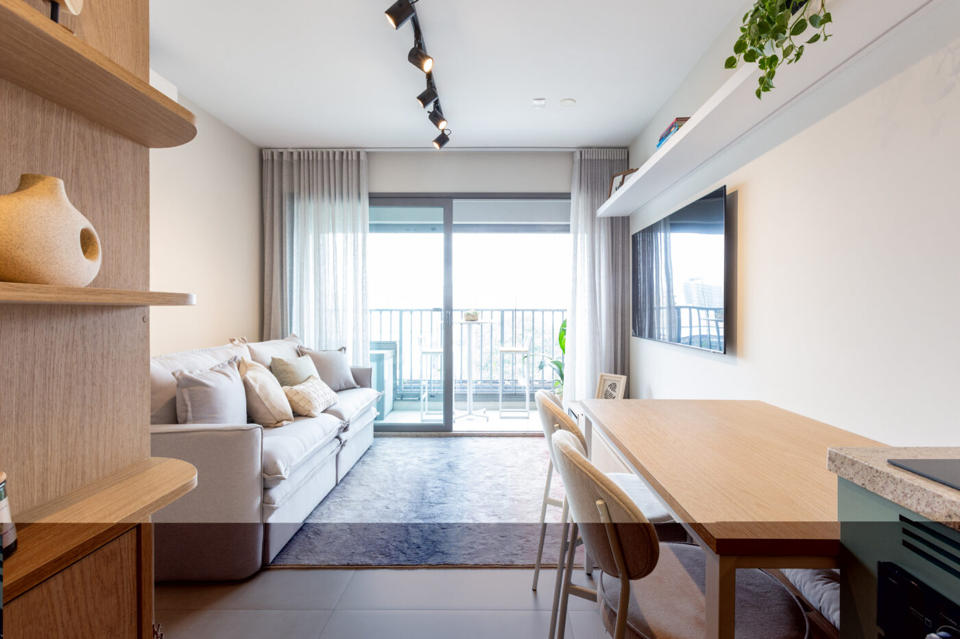 Envidraçamento de Sacada: o que avaliar antes de fechar a varanda