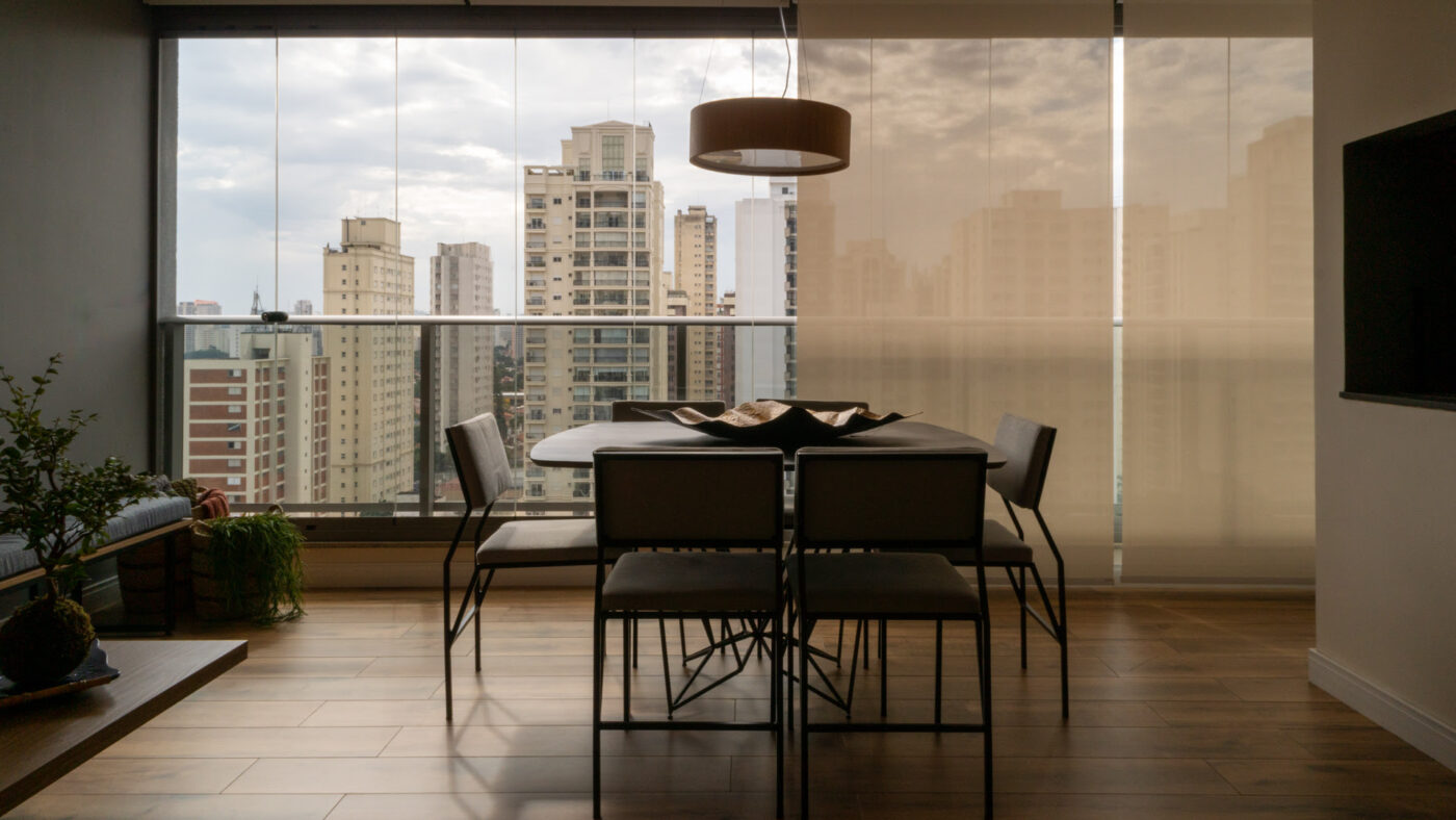 Envidraçamento de Sacada: o que avaliar antes de fechar a varanda