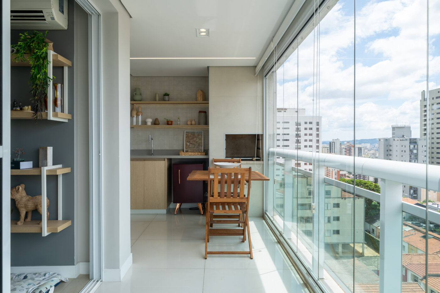 Envidraçamento de Sacada: o que avaliar antes de fechar a varanda