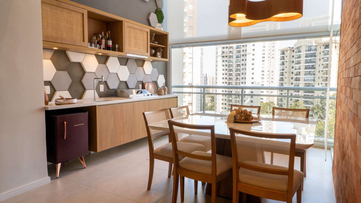 Envidraçamento de Sacada: o que avaliar antes de fechar a varanda